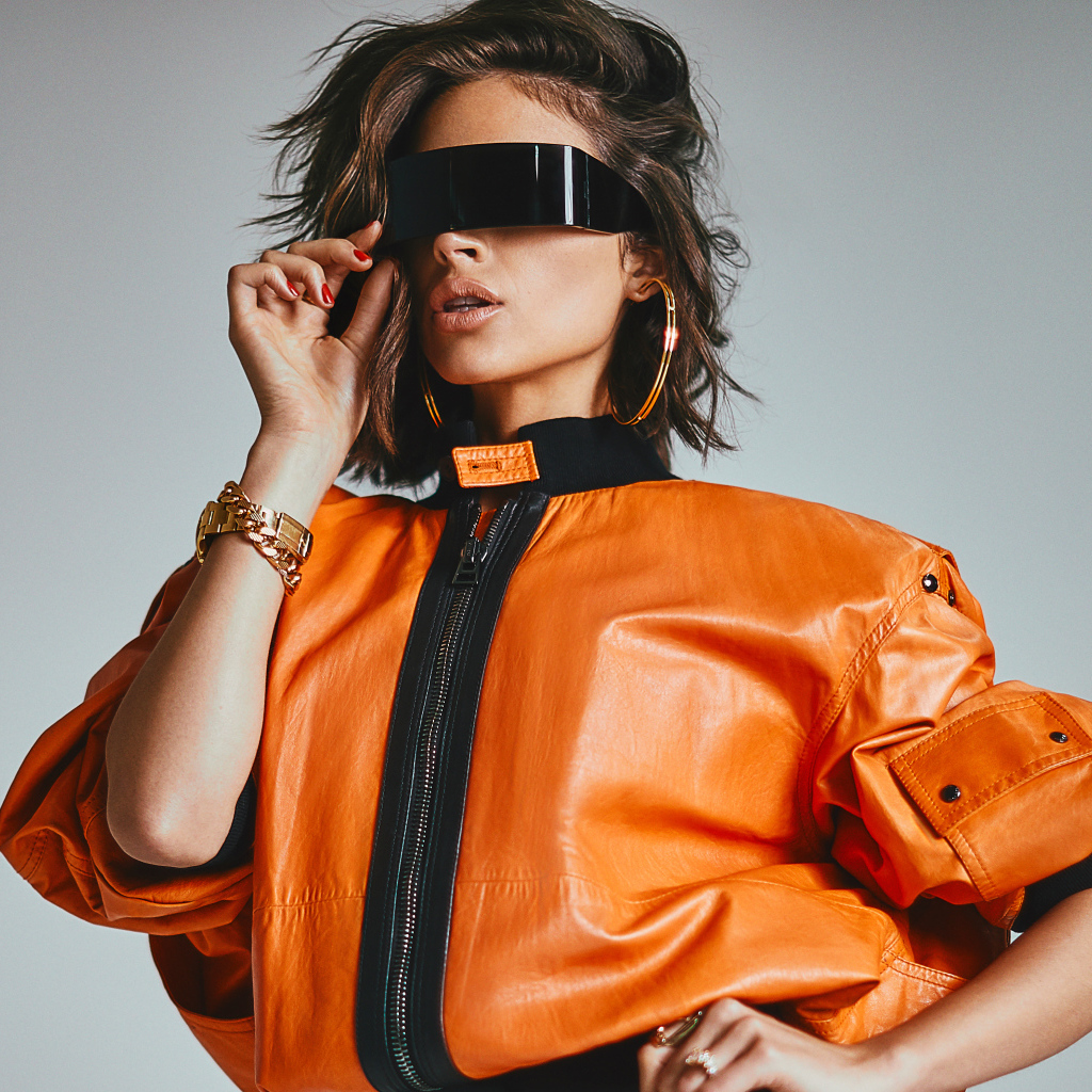 Модная актриса Оливия Калпо в кожаной куртке на сером фоне