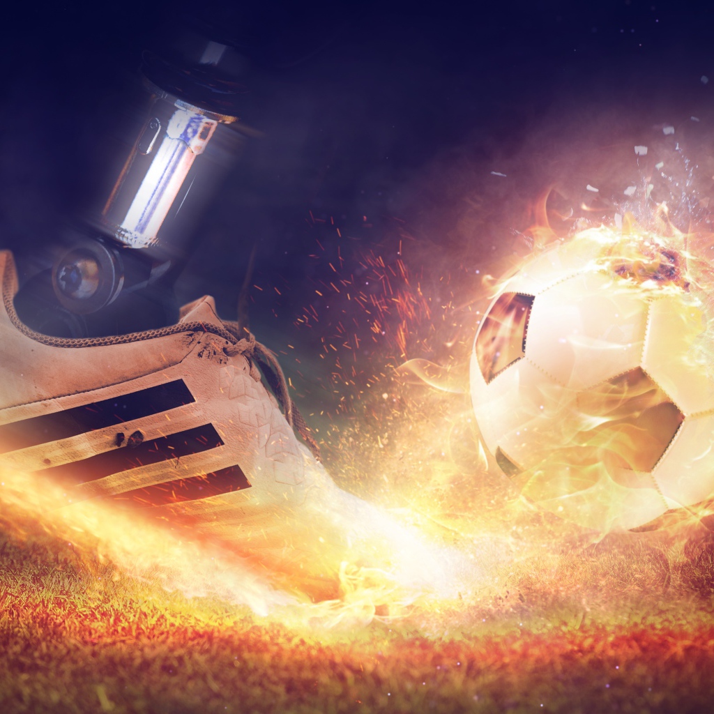 Нога отбивает огненный футбольный мяч