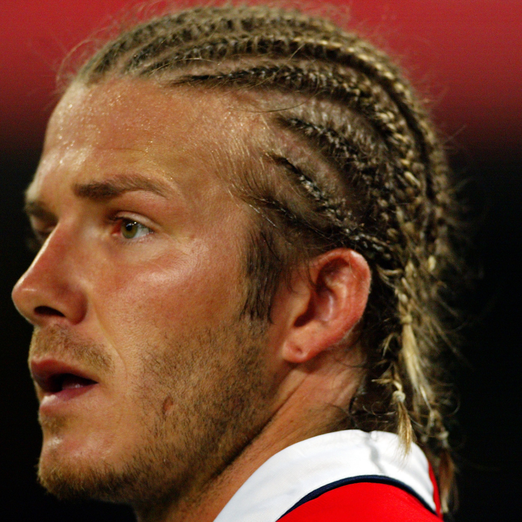 Футболист Дэвид Бекхэм с косичками на голове