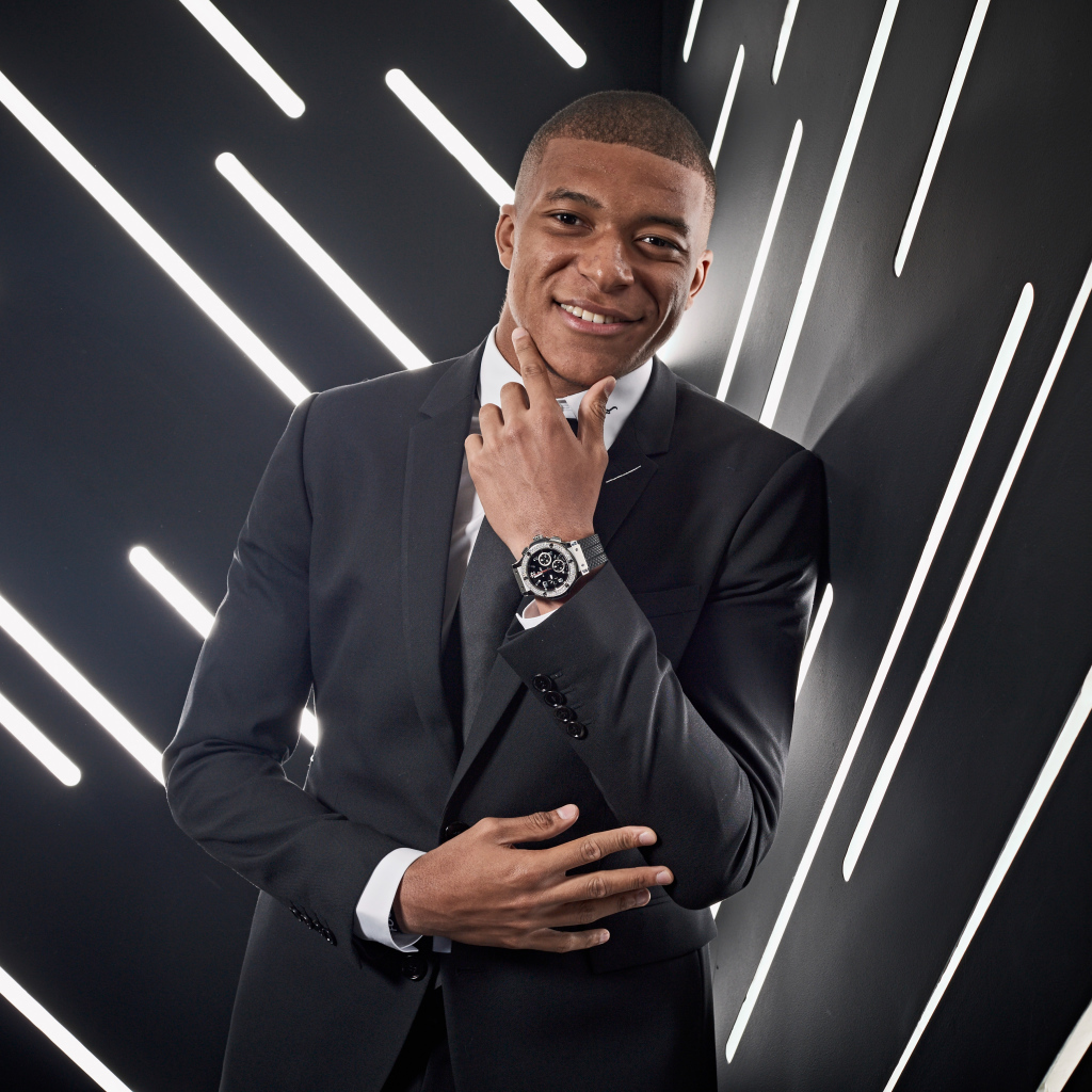 Французский футболист Килиан Мбаппе в костюме