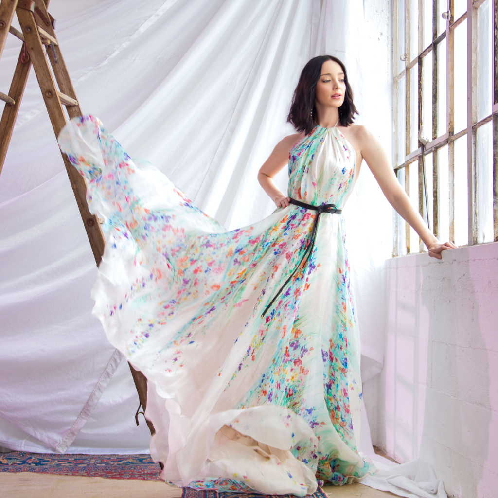 Девушка в красивом платье, актриса Эмма Дюмон у окна