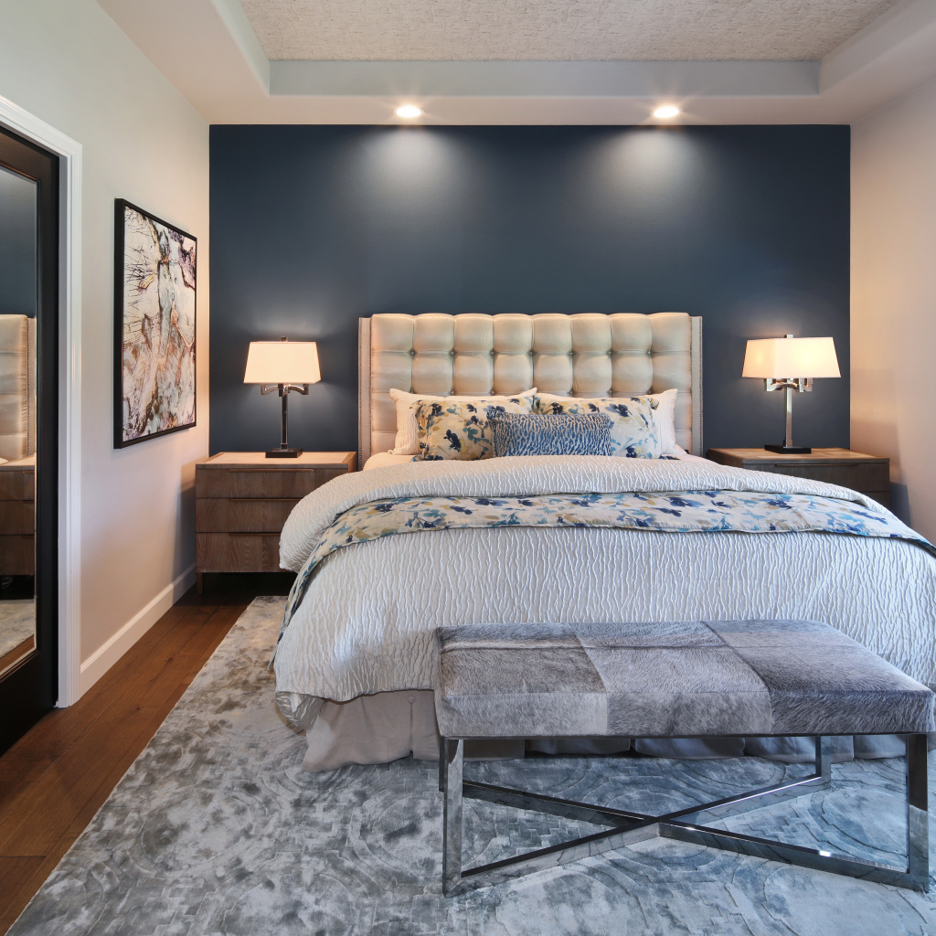 Спальня в серых тонах с большой кроватью