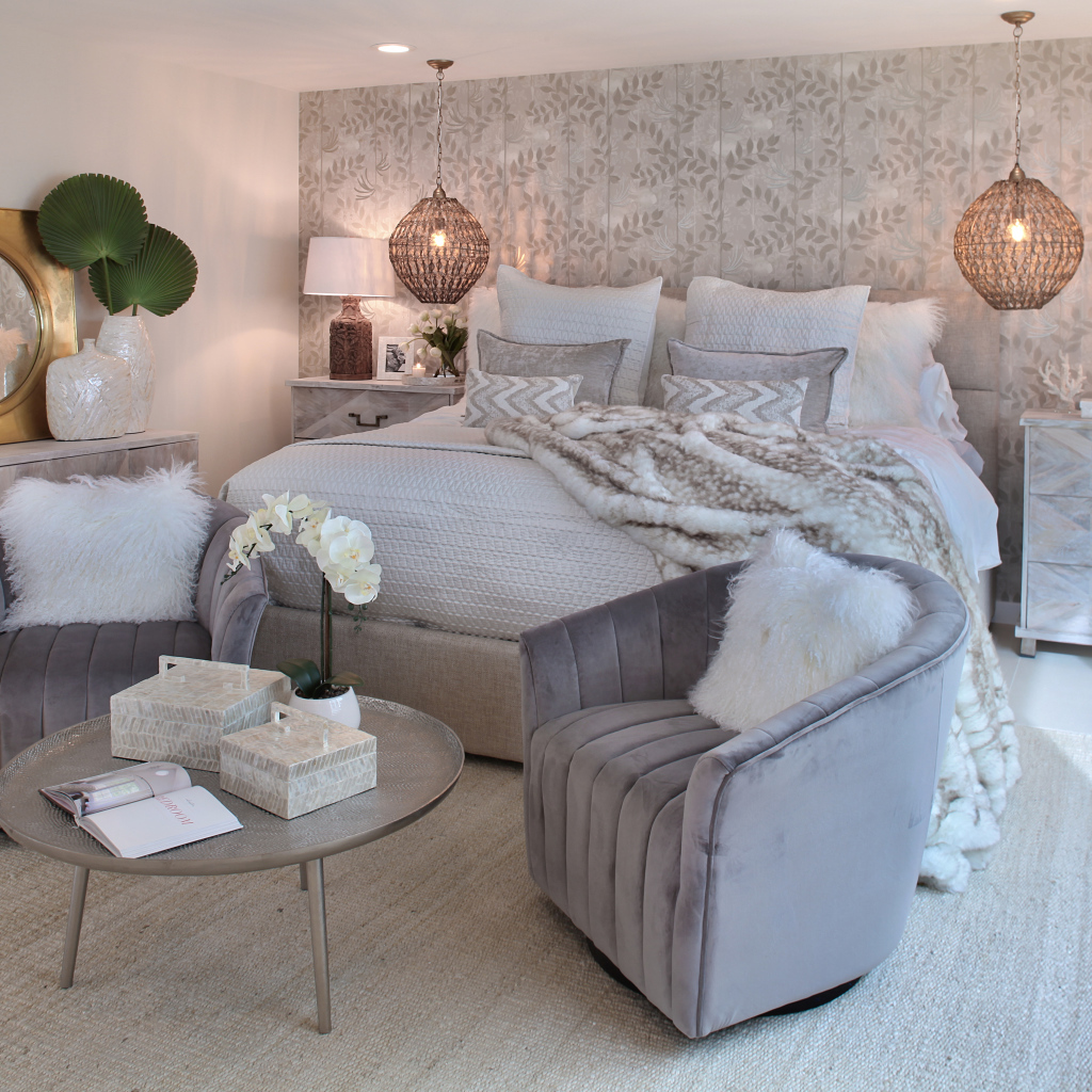 Серая спальня с большой кроватью и креслами