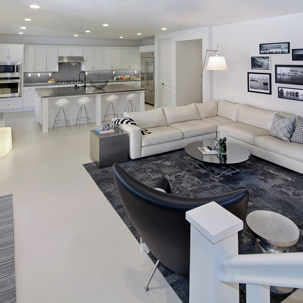 Серая гостиная комната совмещенная с кухней 