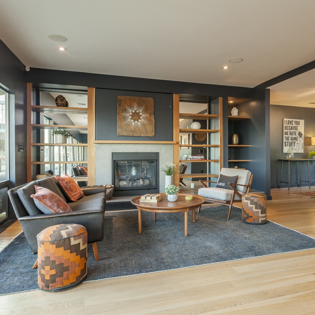 Гостиная комната в серых тонах с большим окном