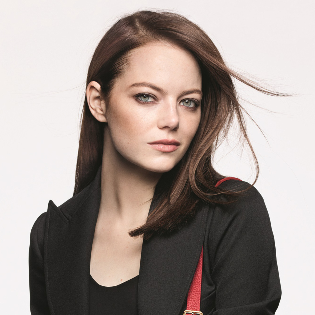 Зеленоглазая девушка, актриса Эмма Стоун на белом фоне