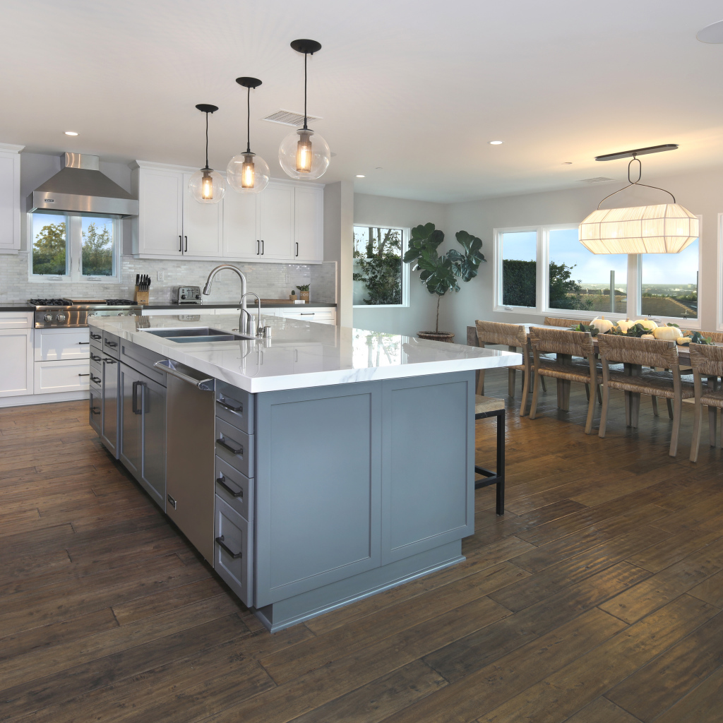 Кухня в серых тонах с большим столом у окна 