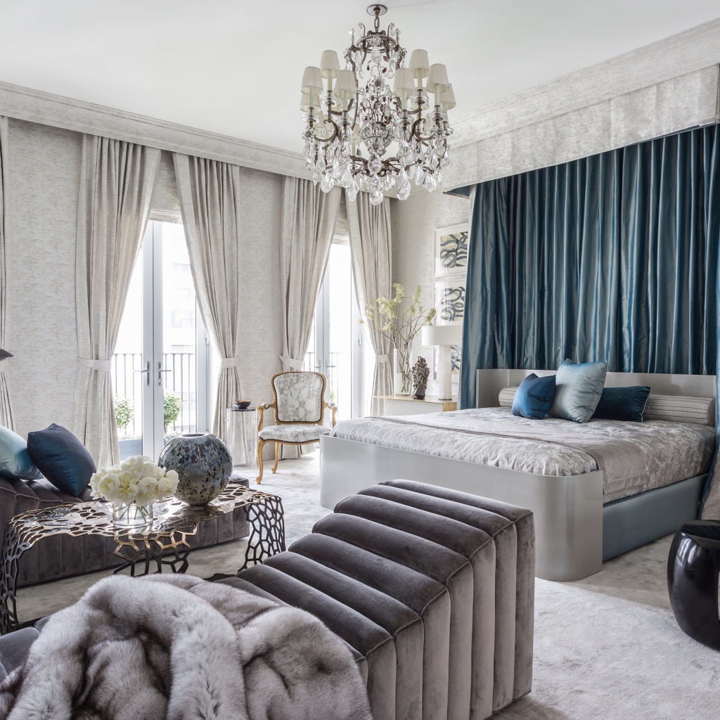 Большая спальня с мебелью и большими окнами