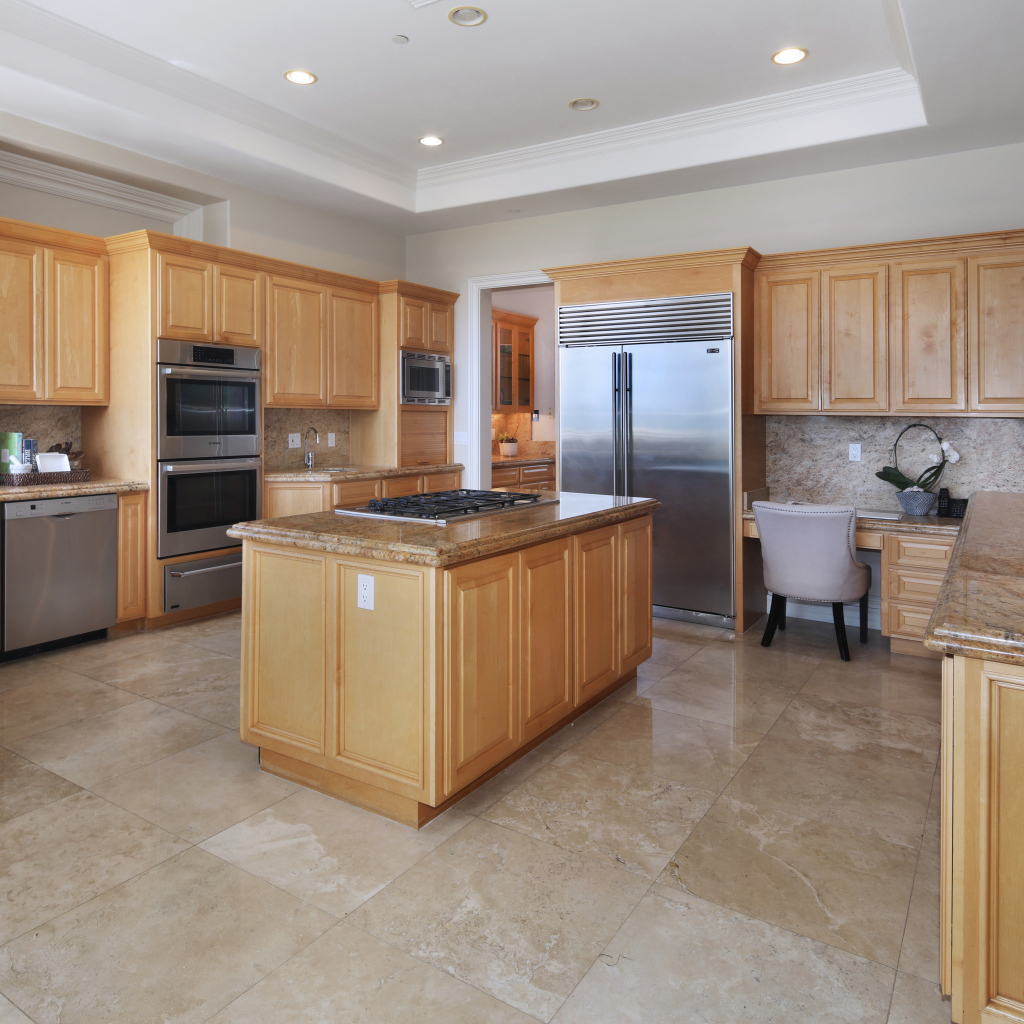 Большая кухня с деревянным интерьером