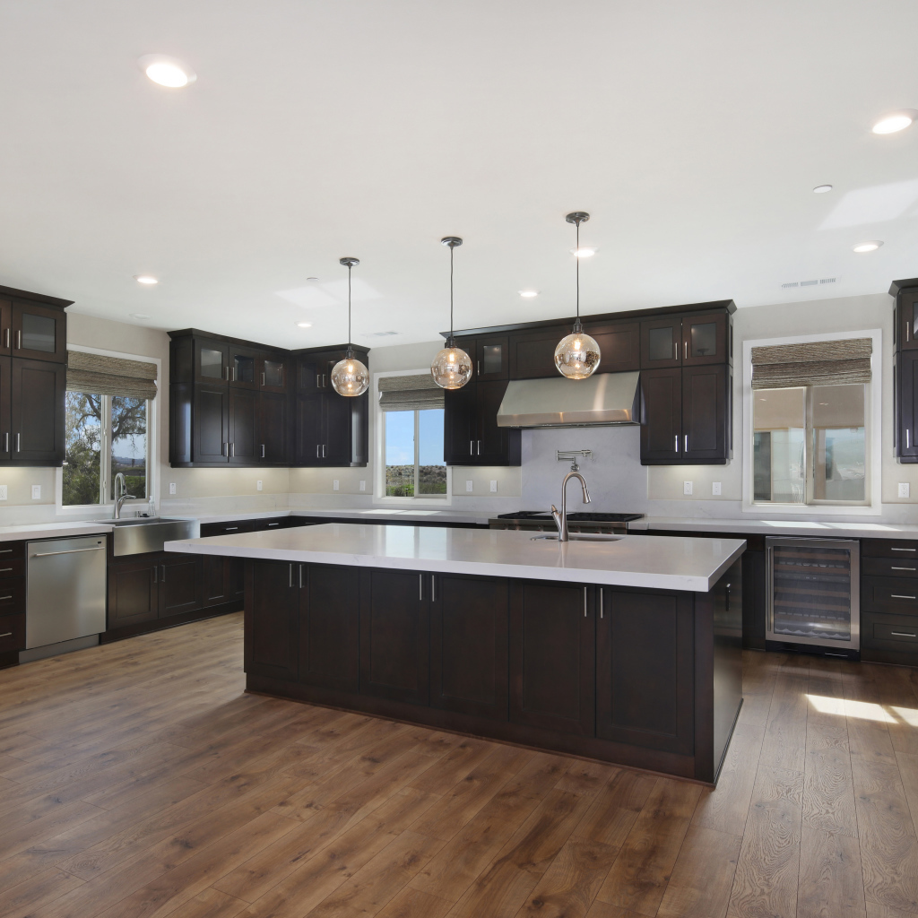 Большая просторная кухня с мебелью в коричневых тонах