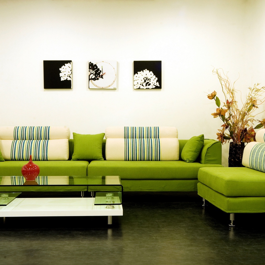 Гостиная комната с большим зеленым диваном 