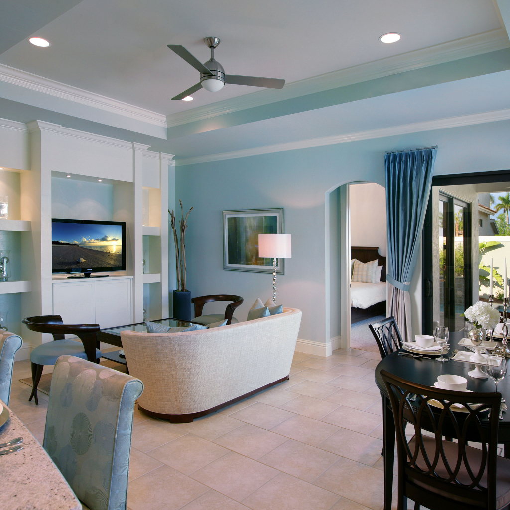 Гостиная комната с кухней у окна 