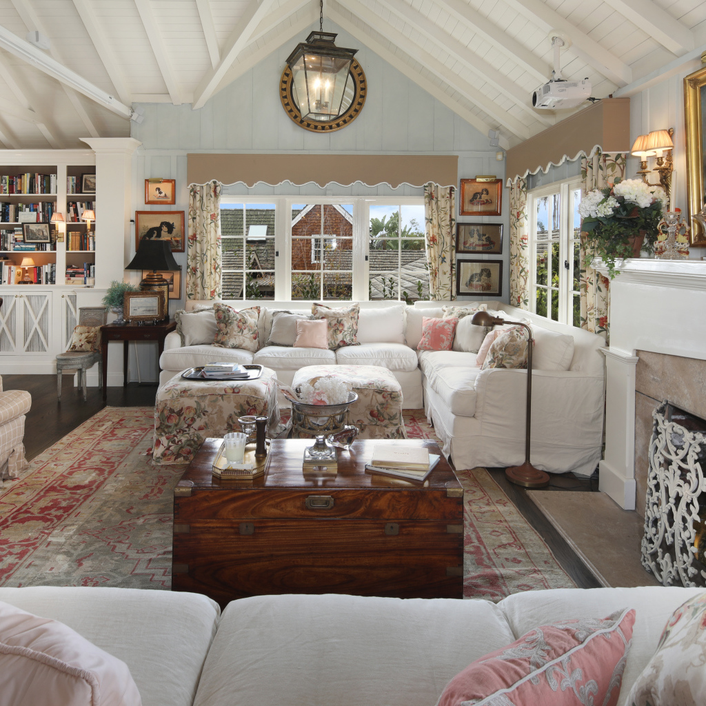 Гостиная комната с диванами и мягким креслом с камином