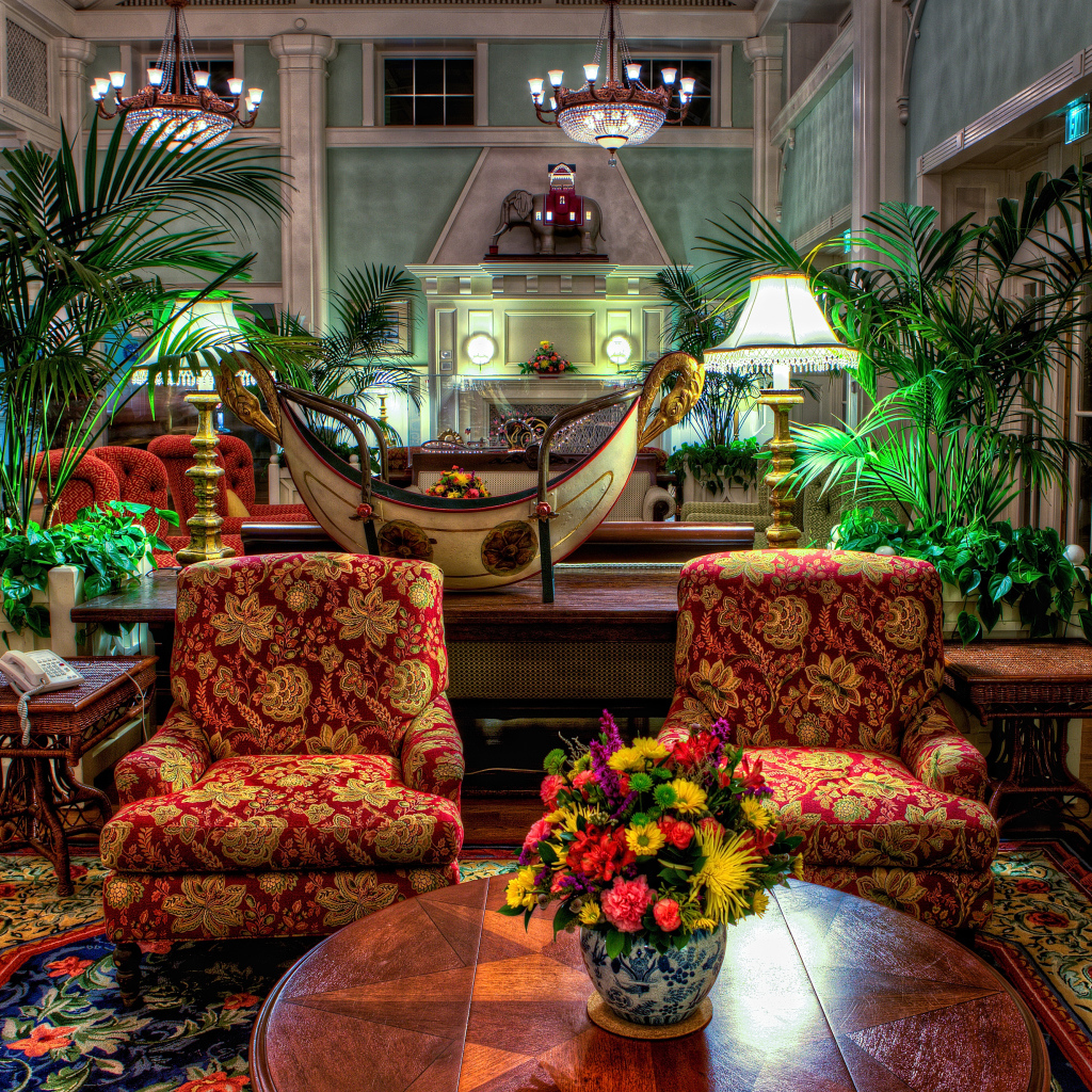 Гостиная комната с винтажной мебелью и пальмами 