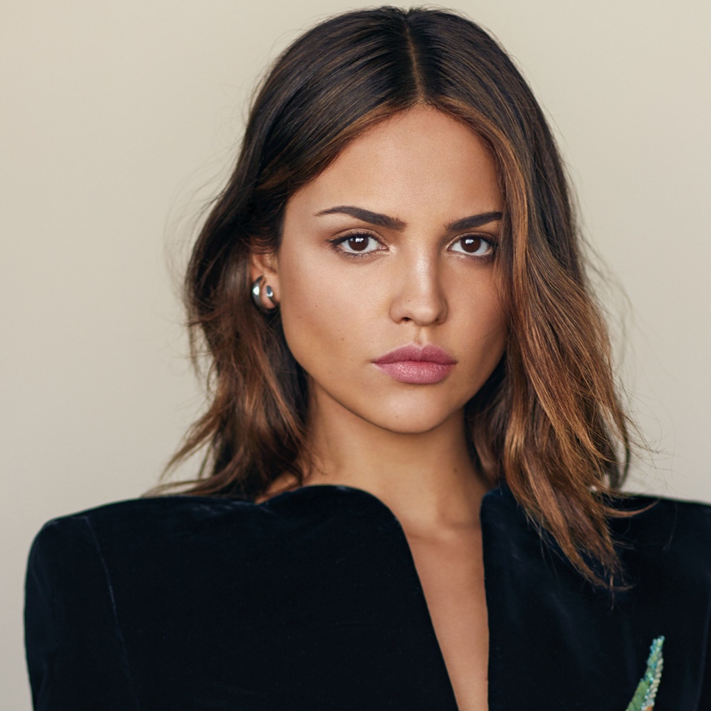 Мексиканская актриса Эйса Гонсалес на сером фоне