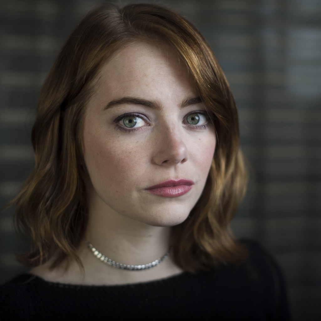 Скромная зеленоглазая девушка, актриса Эмма Стоун 