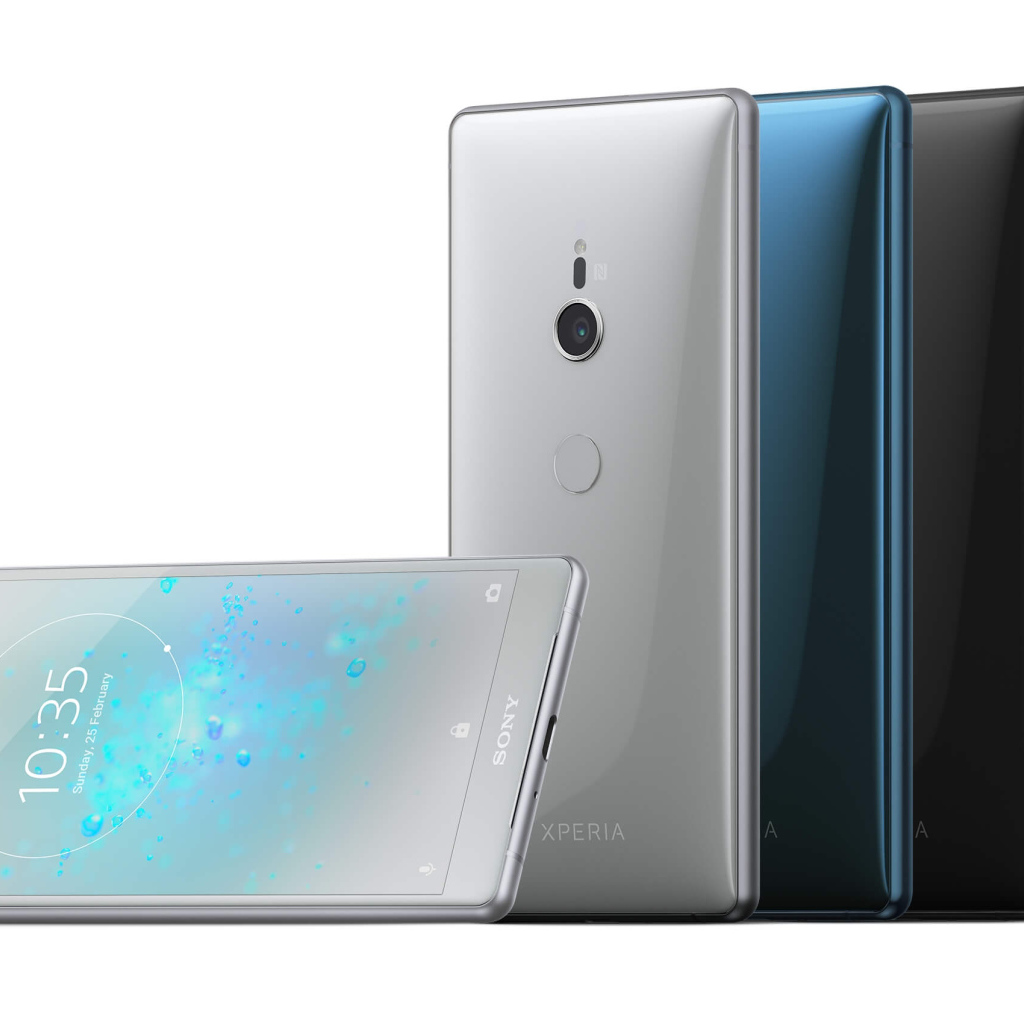 Разноцветные тонкие смартфоны Sony Xperia XZ2 на белом фоне