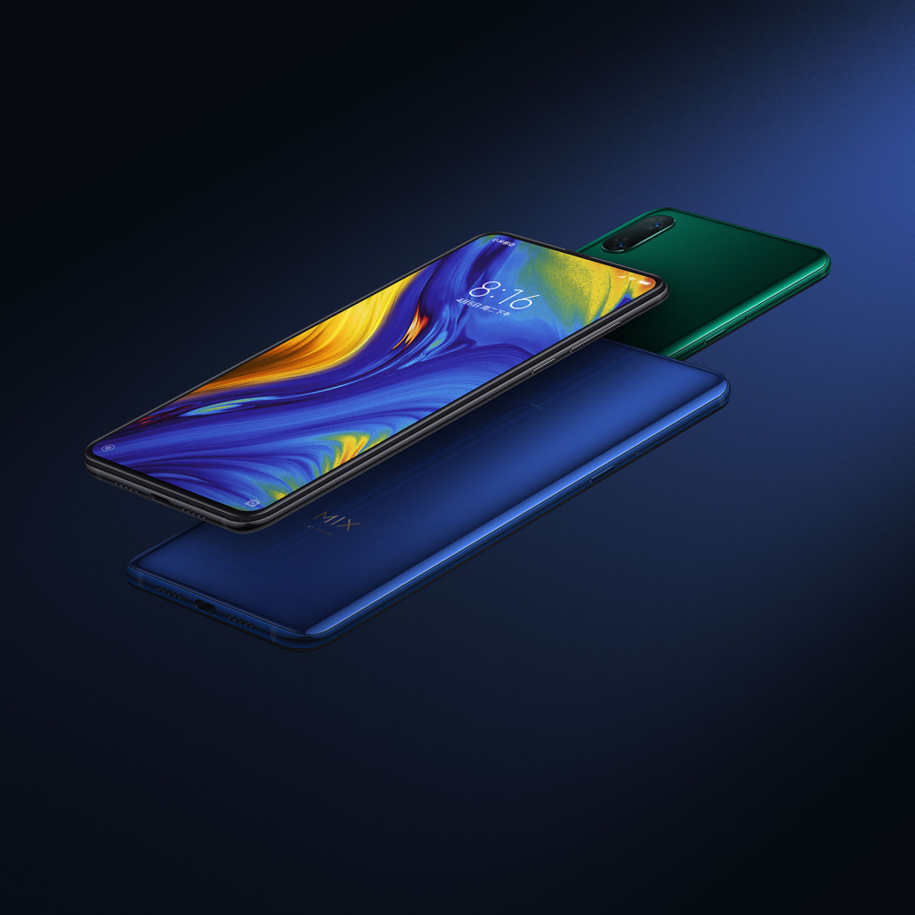Новый безрамочный смартфон слайдер Xiaomi Mi Mix 3 на синем фоне