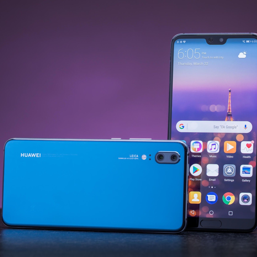 Новый тонкий смартфон Huawei P20 Pro на фиолетовом фоне