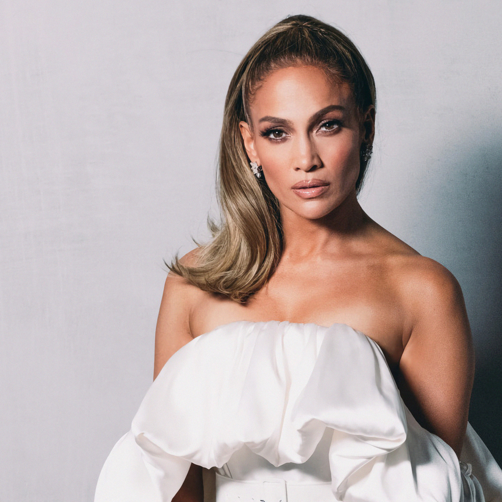 Популярная актриса и певица Дженнифер Лопес на сером фоне