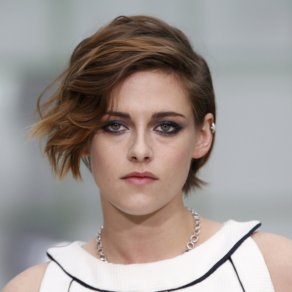 Популярная молодая актриса Кристен Стюарт с короткой стрижкой