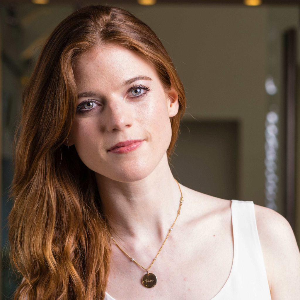 Милая девушка, актриса Роуз Лесли с украшением на шее 