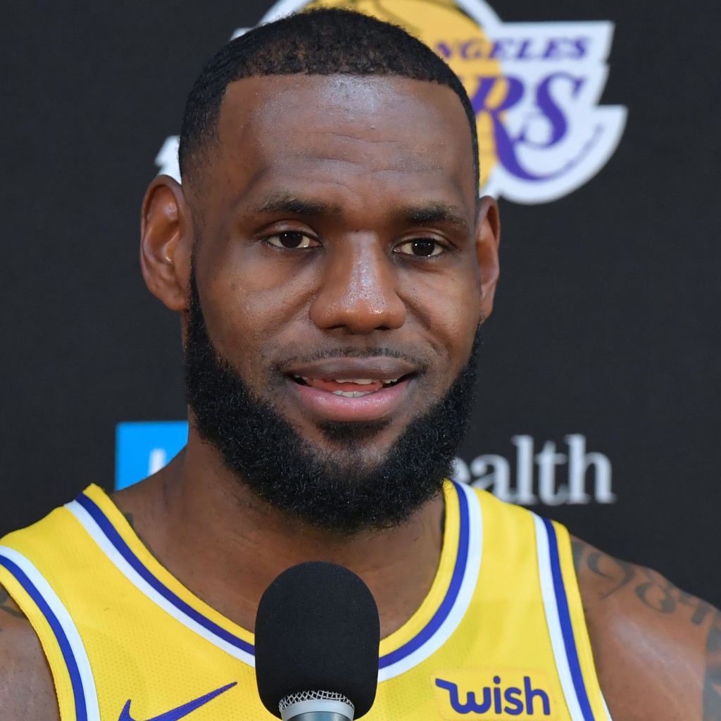 Профессиональный американский баскетболист Леброн Джеймс