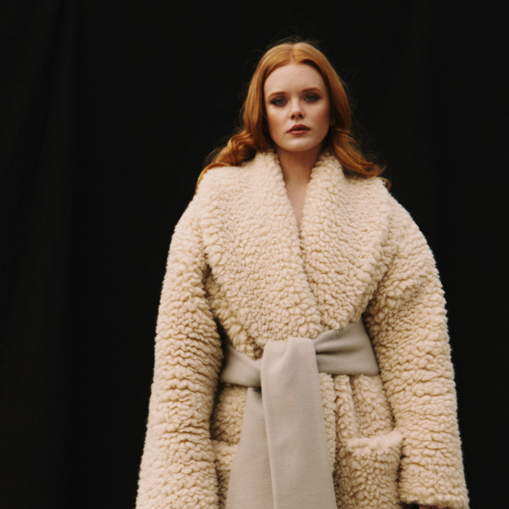 Рыжеволосая актриса Эбигейл Коуэн в шубе