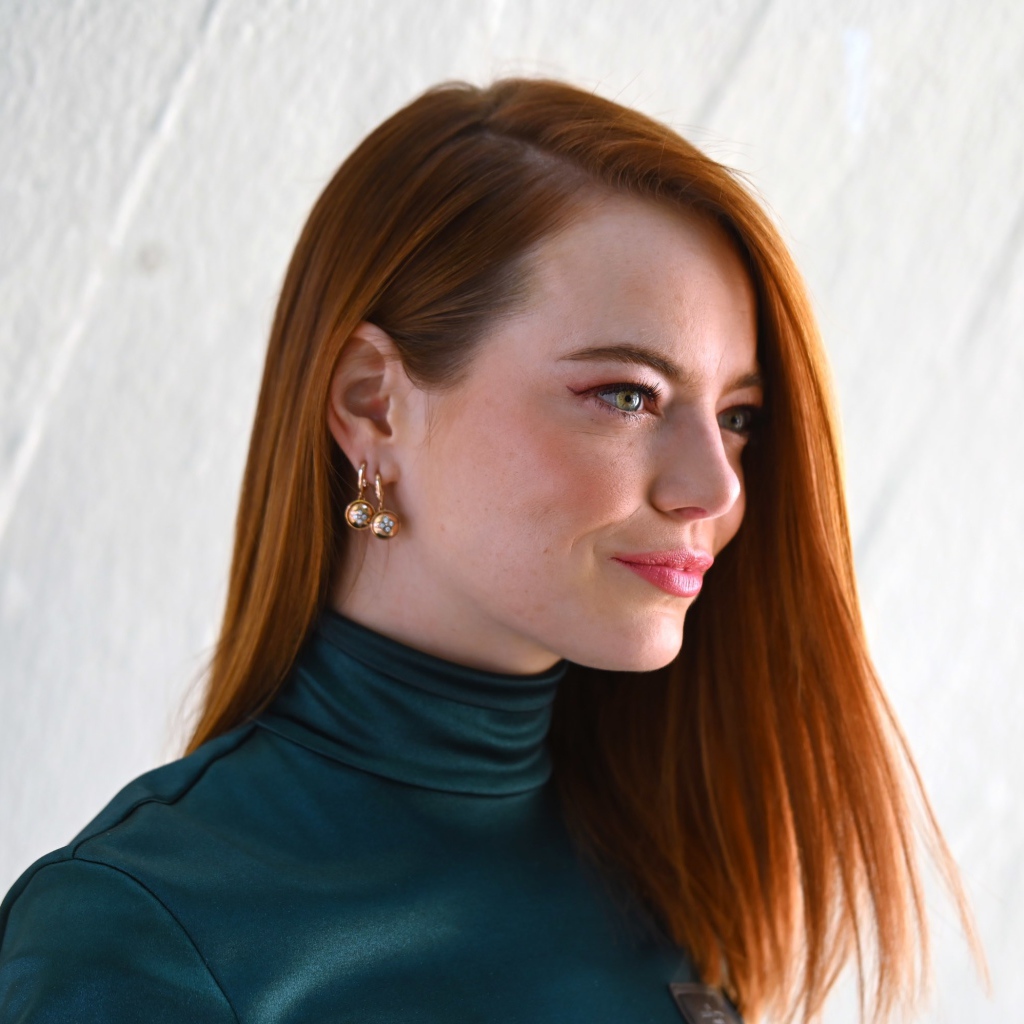 Рыжеволосая актриса Эмма Стоун вид сбоку