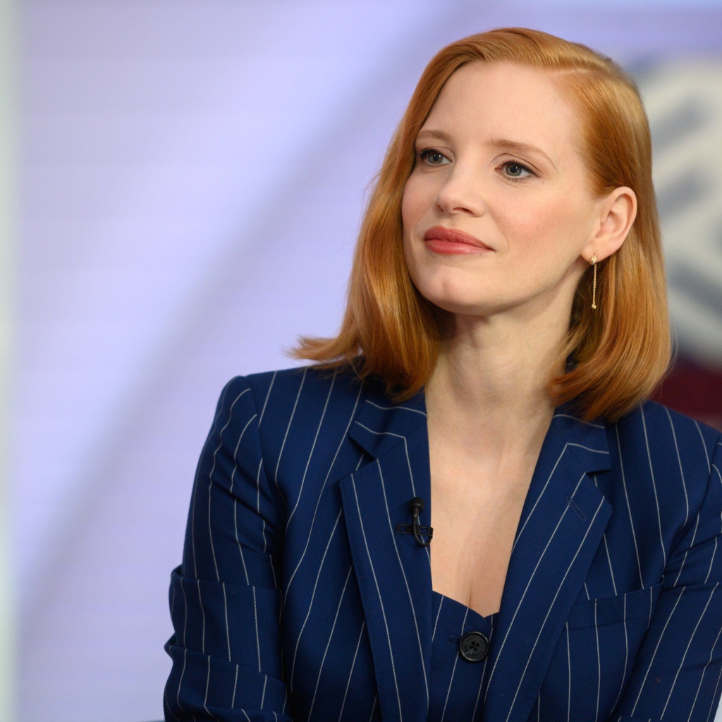 Рыжеволосая актриса Джессика Честейн в костюме