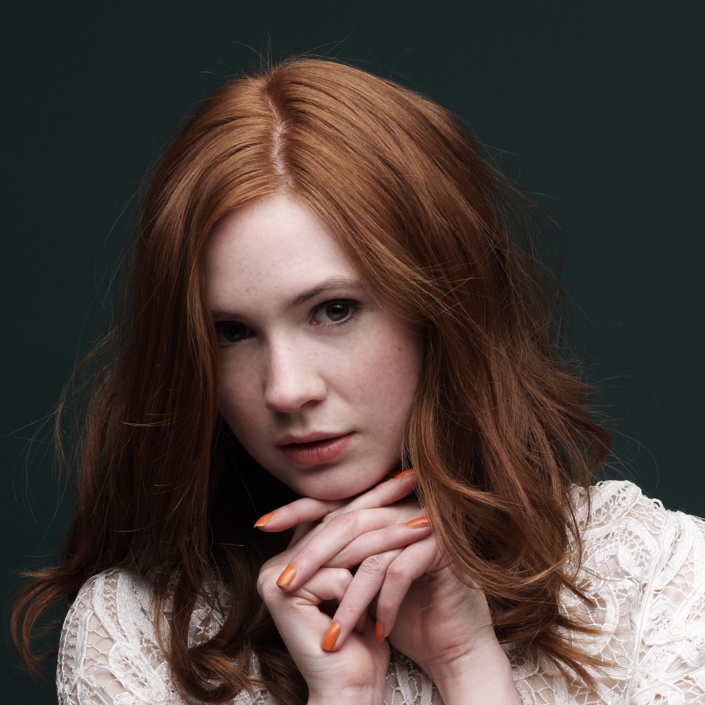 Рыжеволосая актриса Карен Гиллан на сером фоне