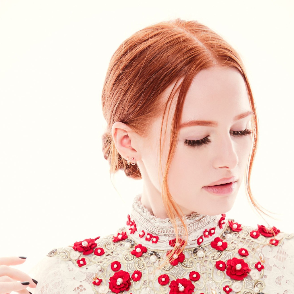 Рыжеволосая актриса Мэделин Петш на белом фоне