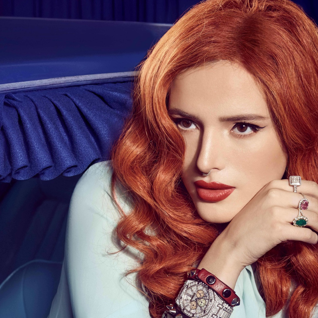 Рыжеволосая девушка, актриса Белла Торн в синем автомобиле