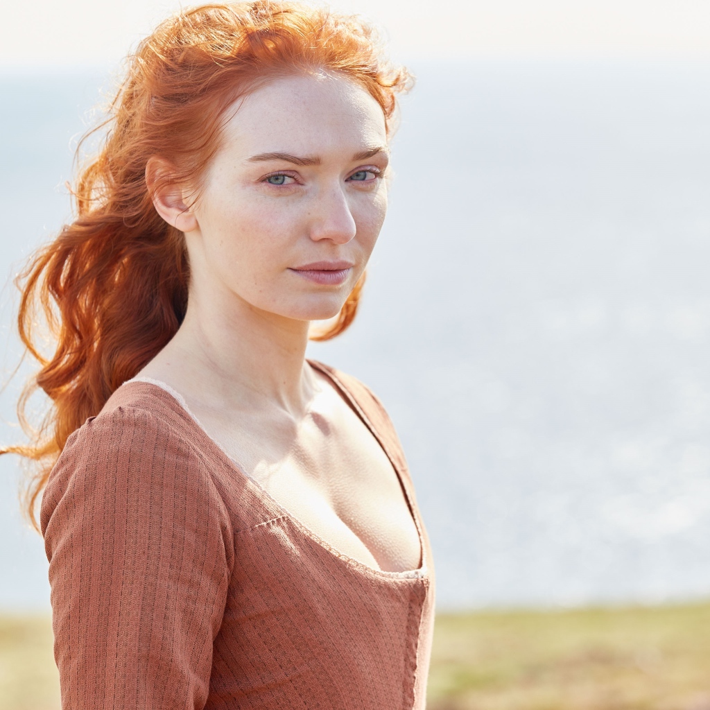 Рыжеволосая девушка, актриса Элеонор Томлинсон