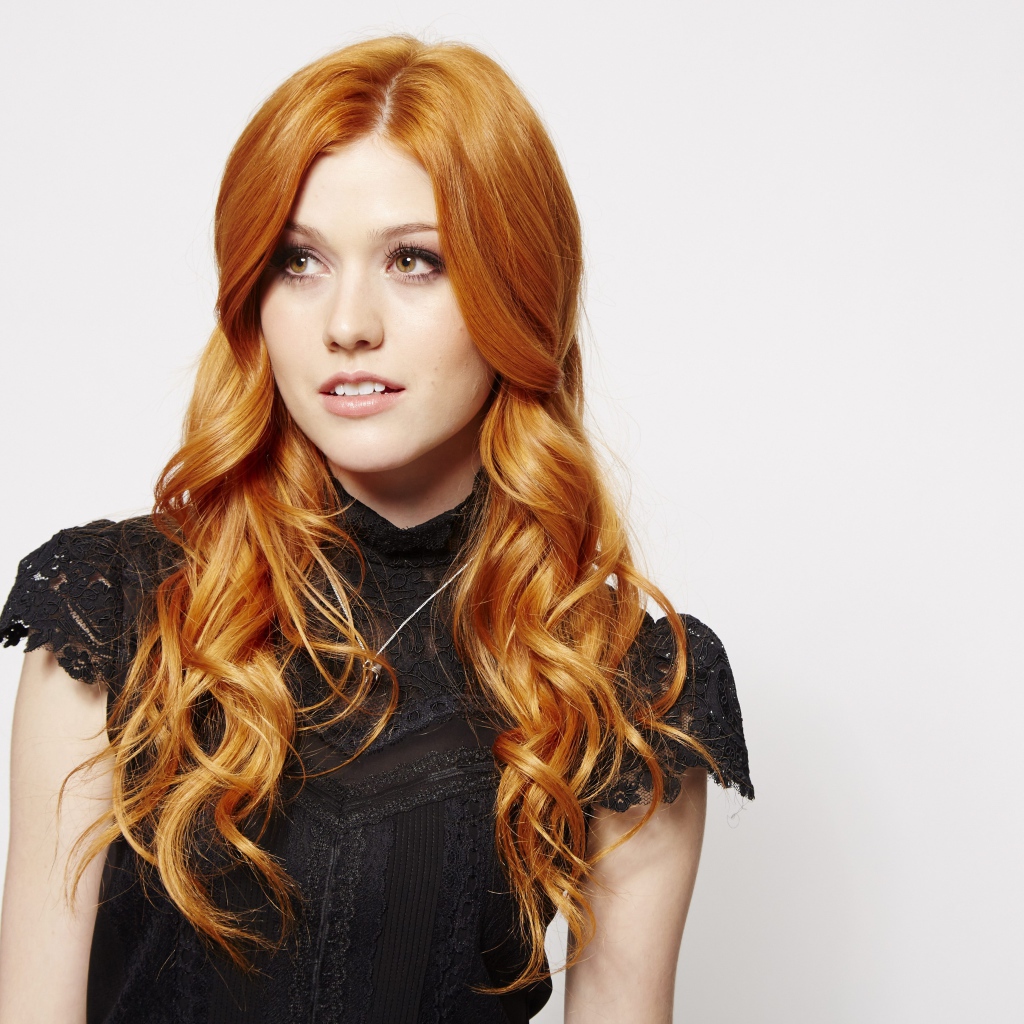 Рыжеволосая девушка, актриса Кэтрин Макнамара на сером фоне