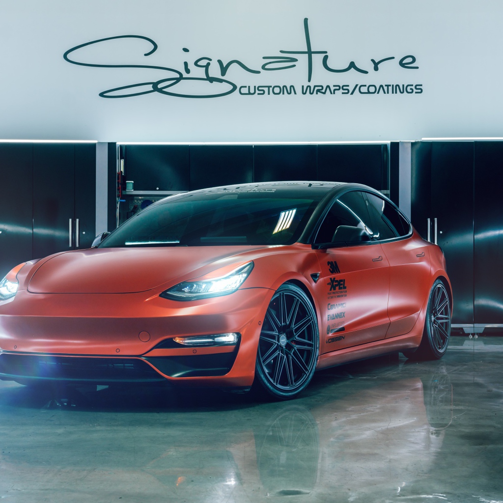 Красный автомобиль Tesla Model 3 в гараже