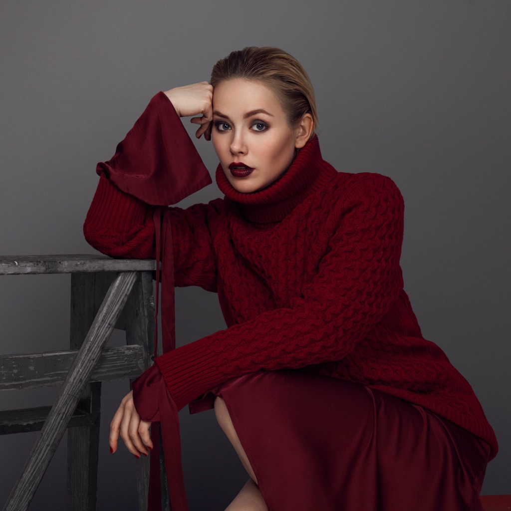 Российская актриса Зоя Бербер в красном свитере