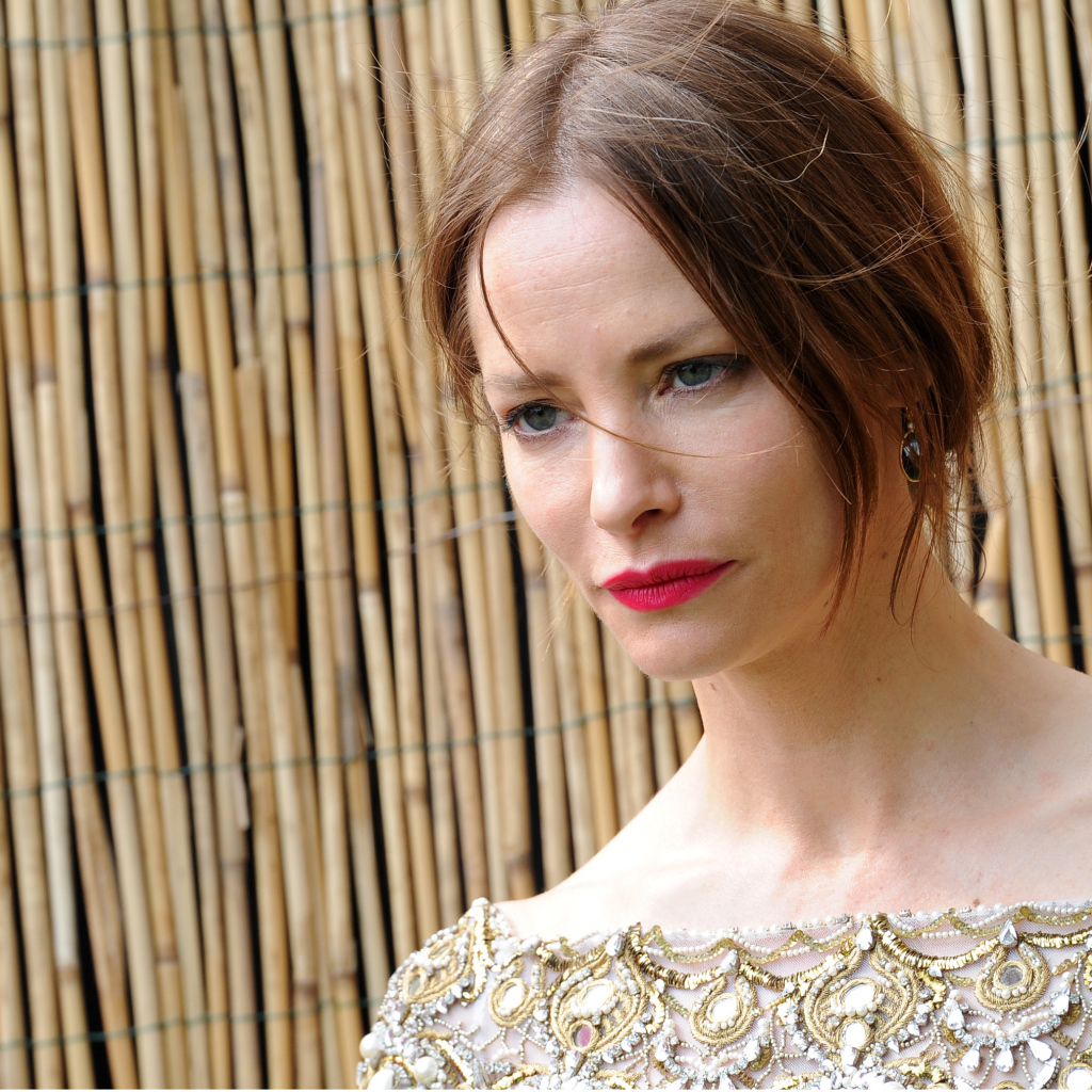 Грустная девушка, актриса Сиенна Гиллори