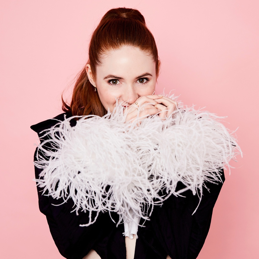 Шотландская актриса Карен Гиллан на розовом фоне