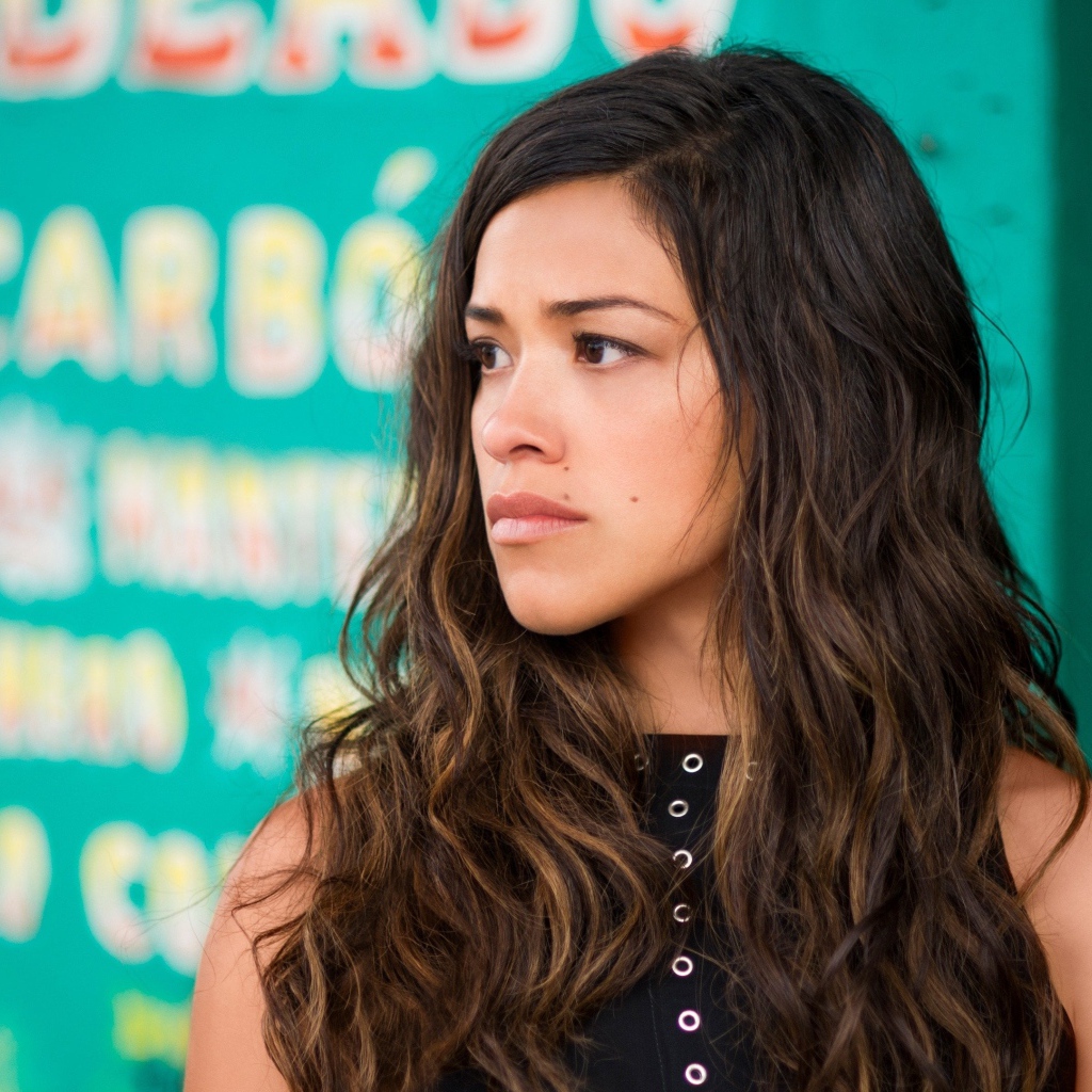 Серьезная девушка, американская актриса Джина Родригес