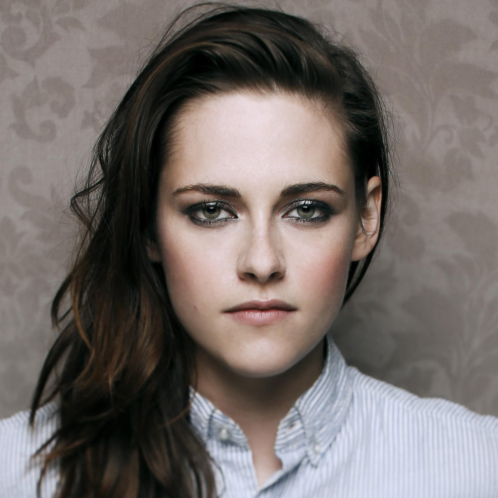 Серьезная девушка, актриса Кристен Стюарт крупным планом