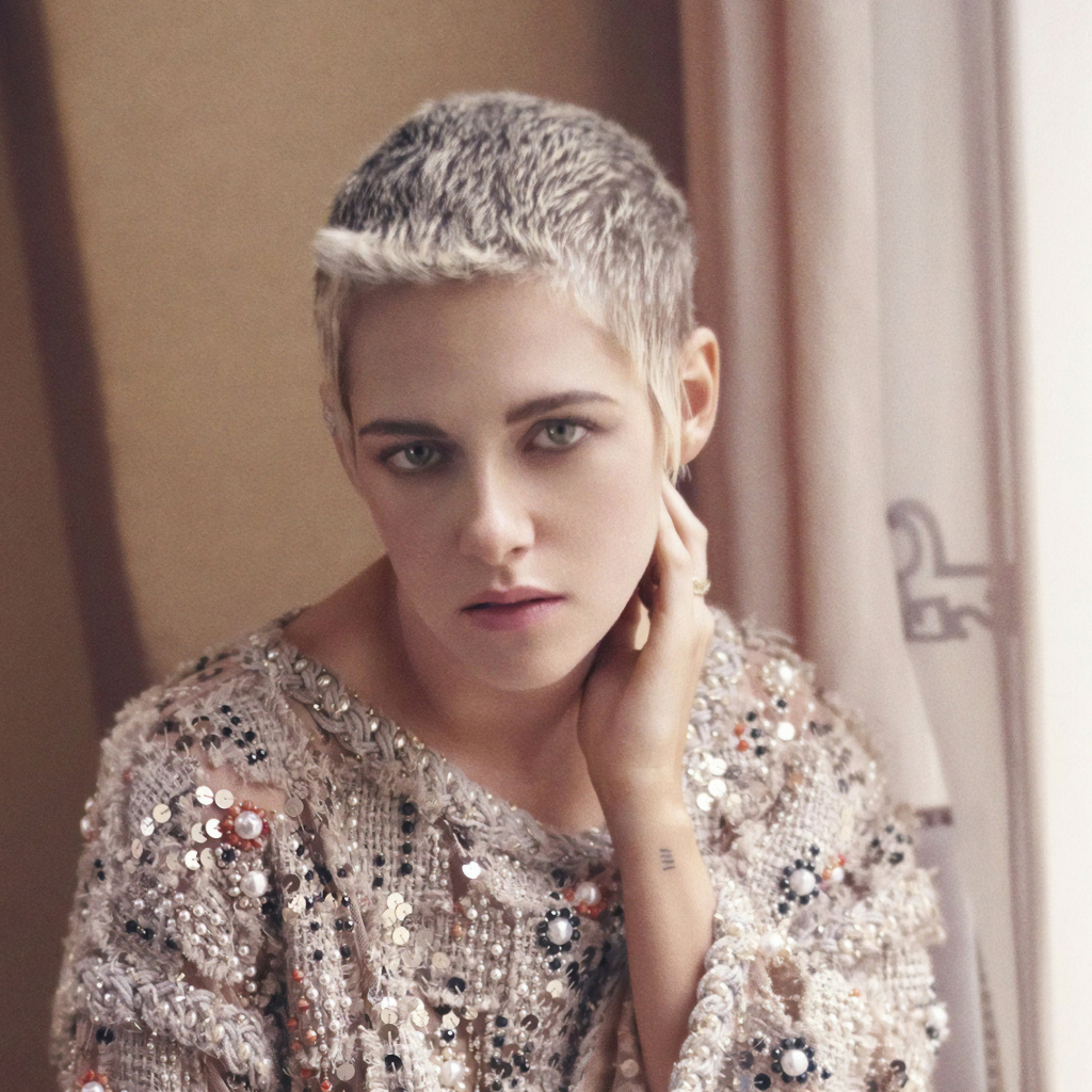 Актриса Кристен Стюарт с короткой стрижкой у окна