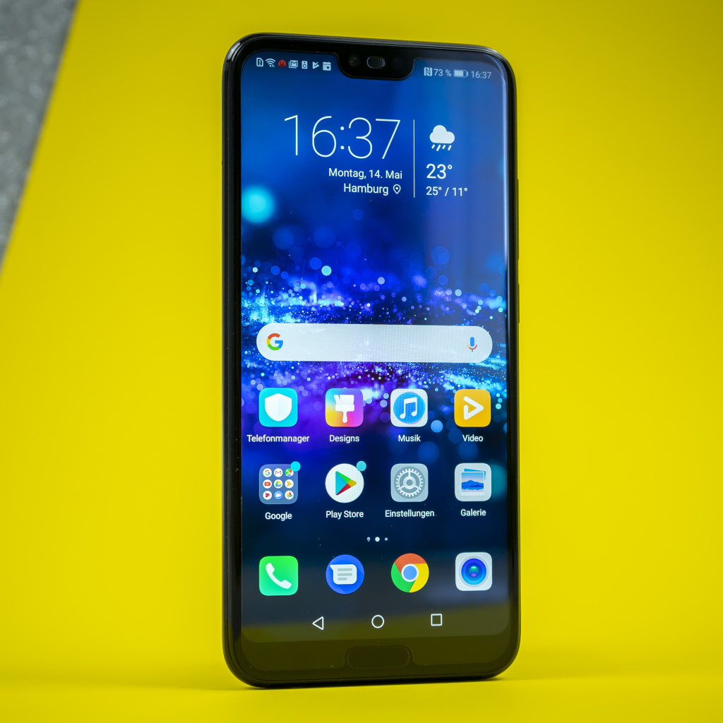 Тонкий смартфон Honor 10 на желтом фоне