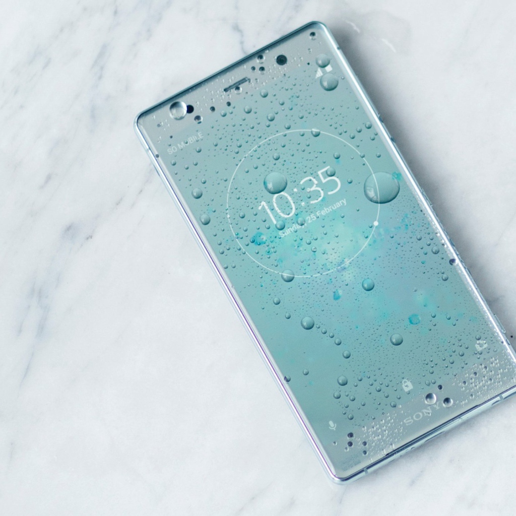 Тонкий смартфон Sony Xperia XZ2 в серебристом корпусе