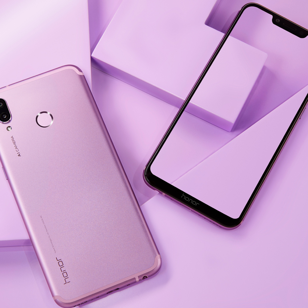 Смартфон  Honor Play на сиреневом фоне