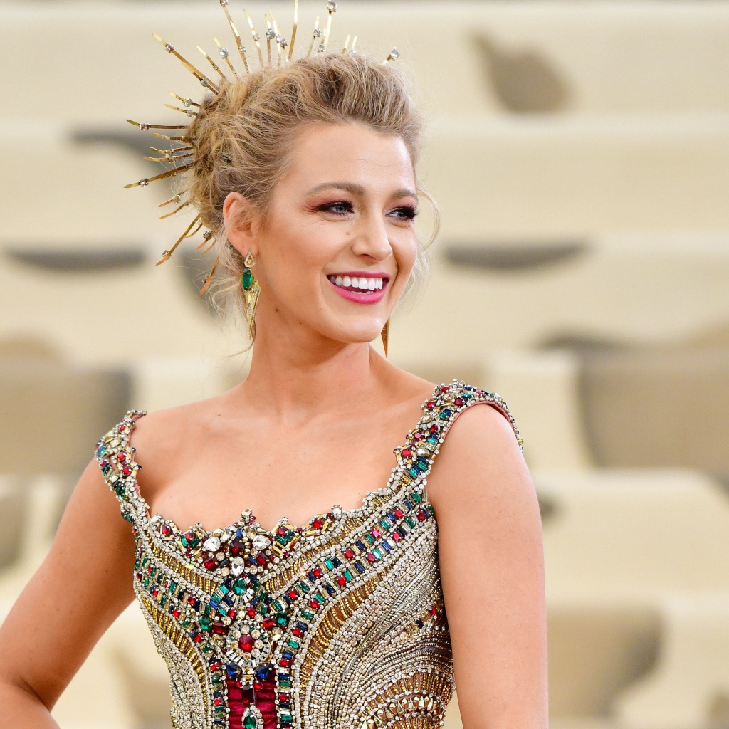 Улыбающаяся актриса Блейк Лайвли в красивом наряде