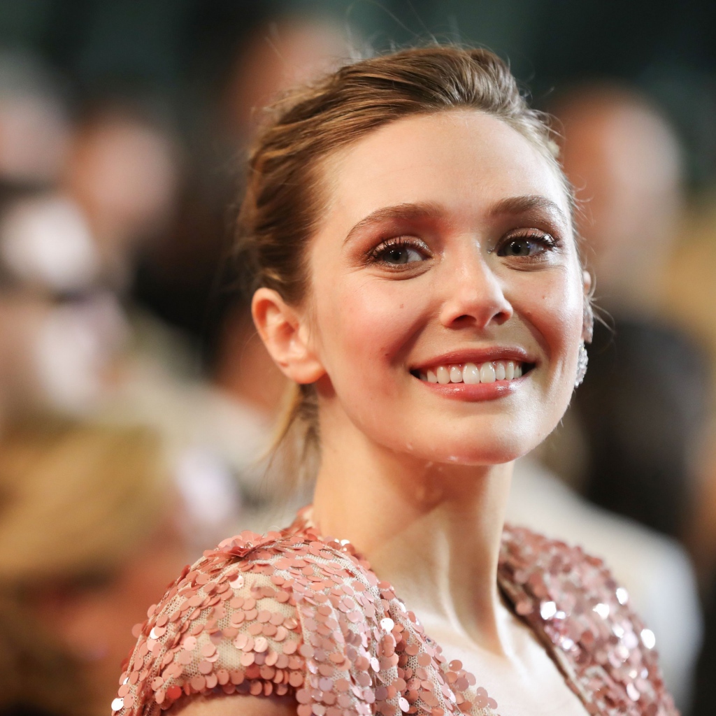 Улыбающаяся актриса Элизабет Олсен 