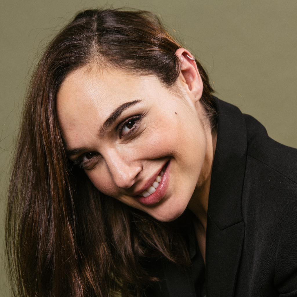 Улыбающаяся актриса Галь Гадот  в черном пиджаке