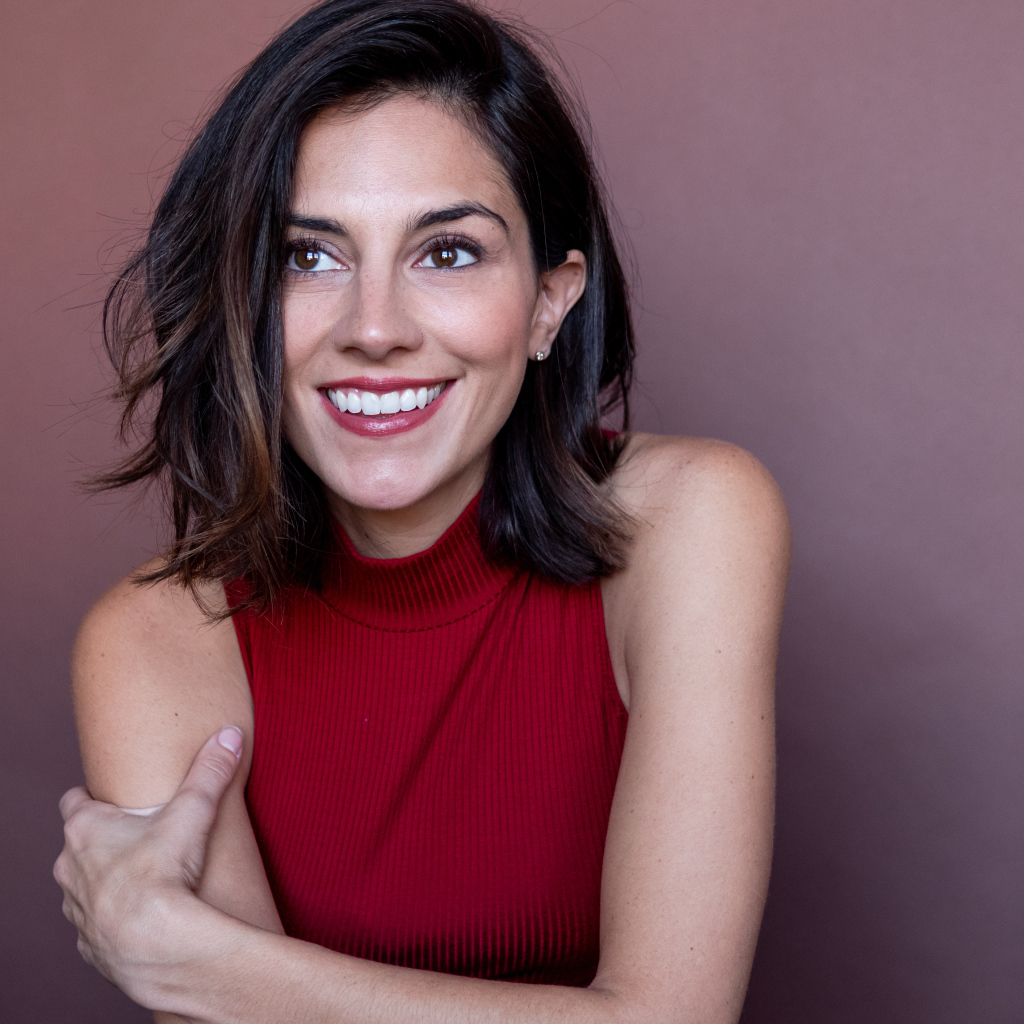 Улыбающаяся актриса Мелани Миничино