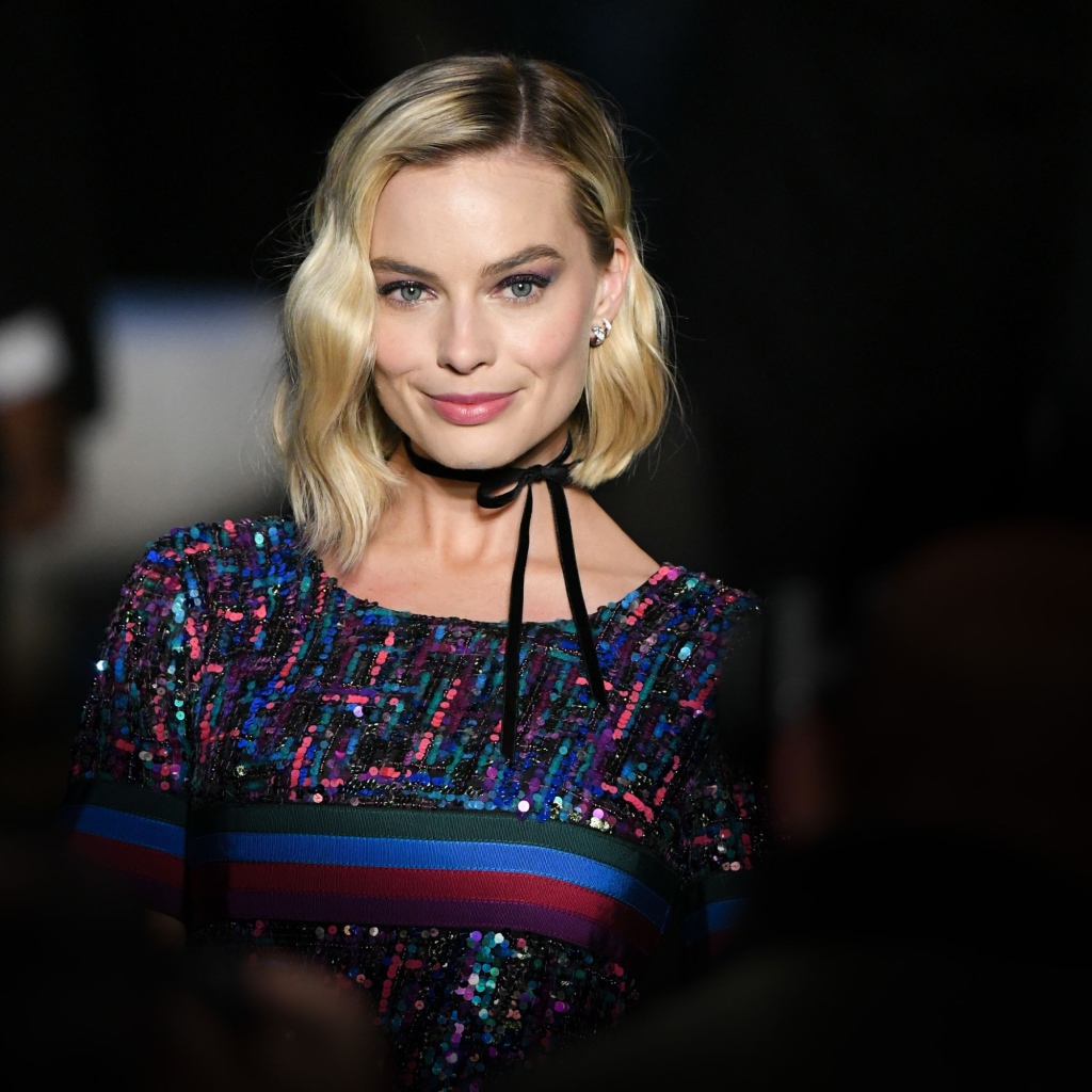 Улыбающаяся блондинка, актриса Марго Робби